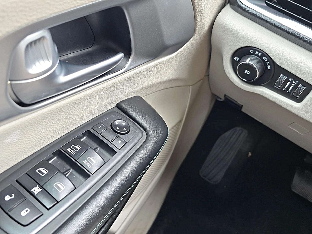 2018 Chrysler Pacifica Hybrid Touring L - Photo 14