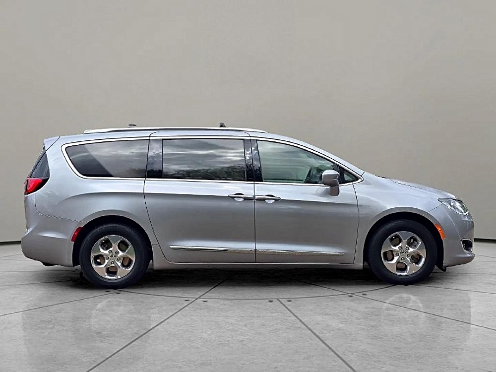 2018 Chrysler Pacifica Hybrid Touring L - Photo 6