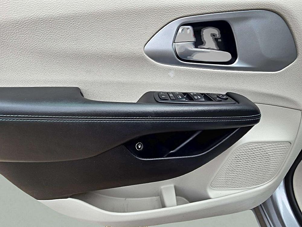 2018 Chrysler Pacifica Hybrid Touring L - Photo 9