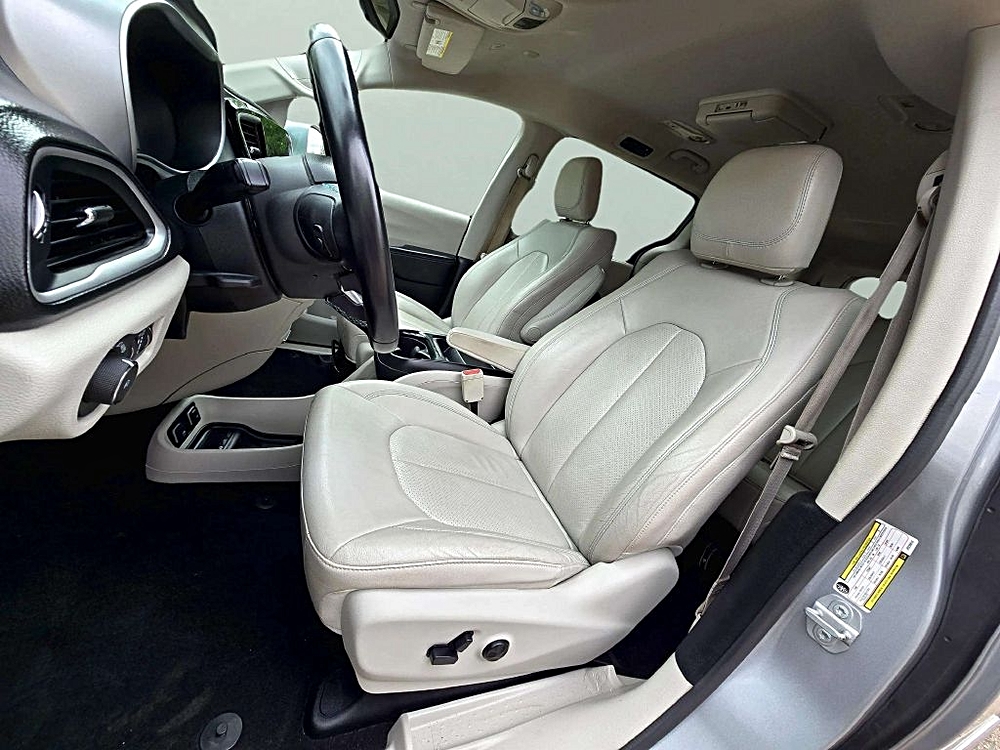 2018 Chrysler Pacifica Hybrid Touring L - Photo 10