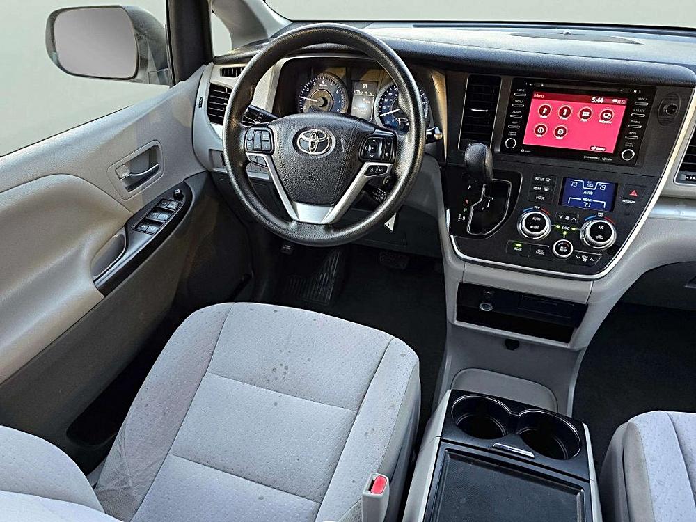 2020 Toyota Sienna LE - Photo 11