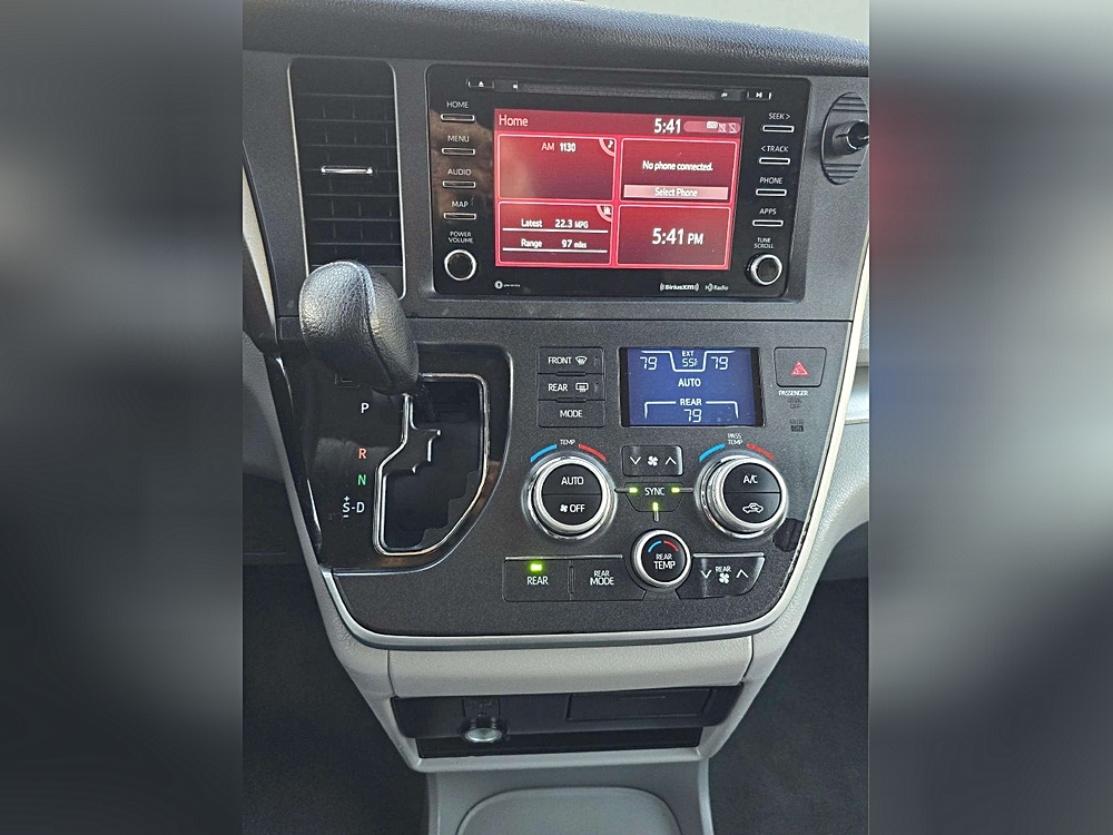 2020 Toyota Sienna LE - Photo 18