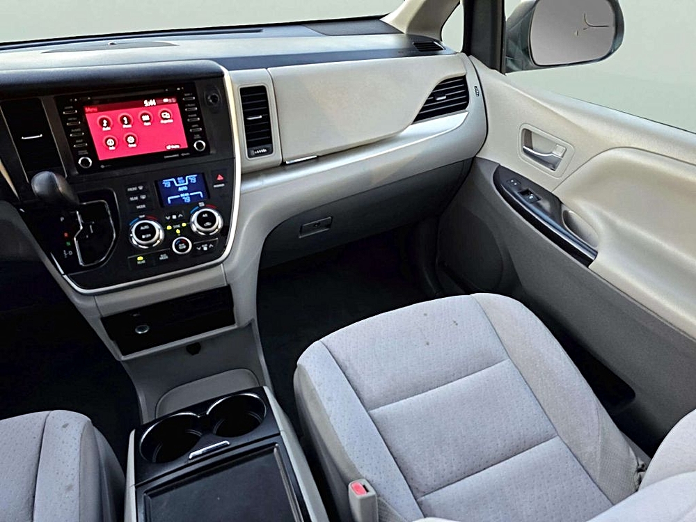 2020 Toyota Sienna LE - Photo 19