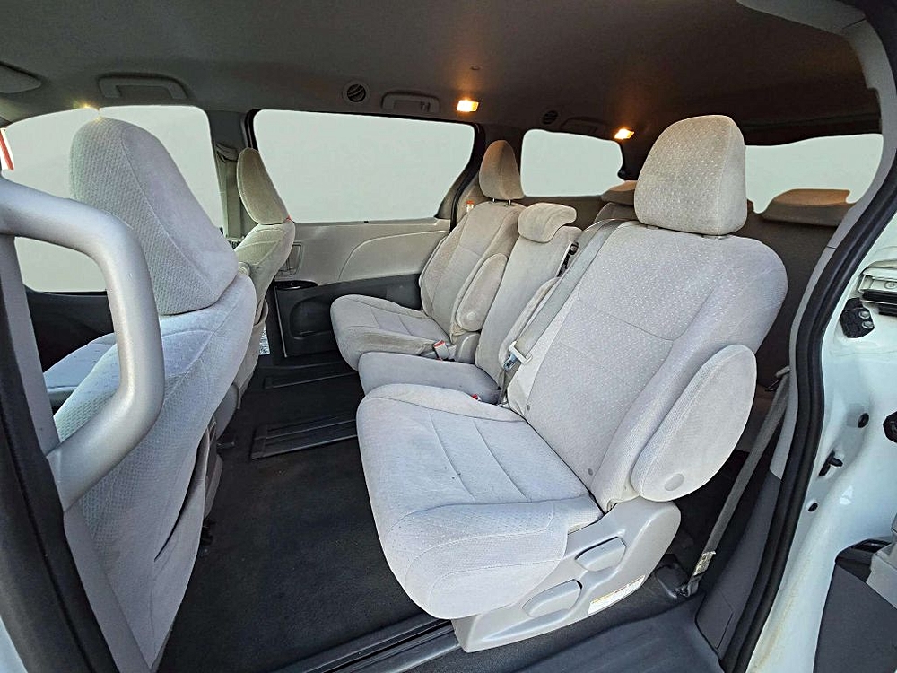 2020 Toyota Sienna LE - Photo 20