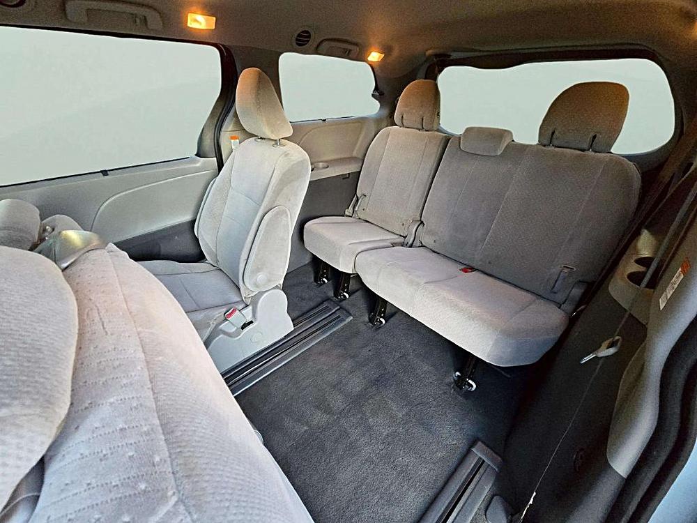 2020 Toyota Sienna LE - Photo 21
