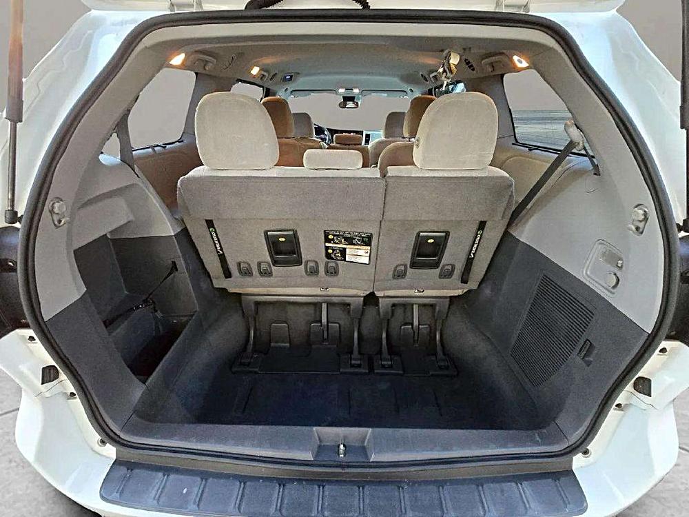 2020 Toyota Sienna LE - Photo 25