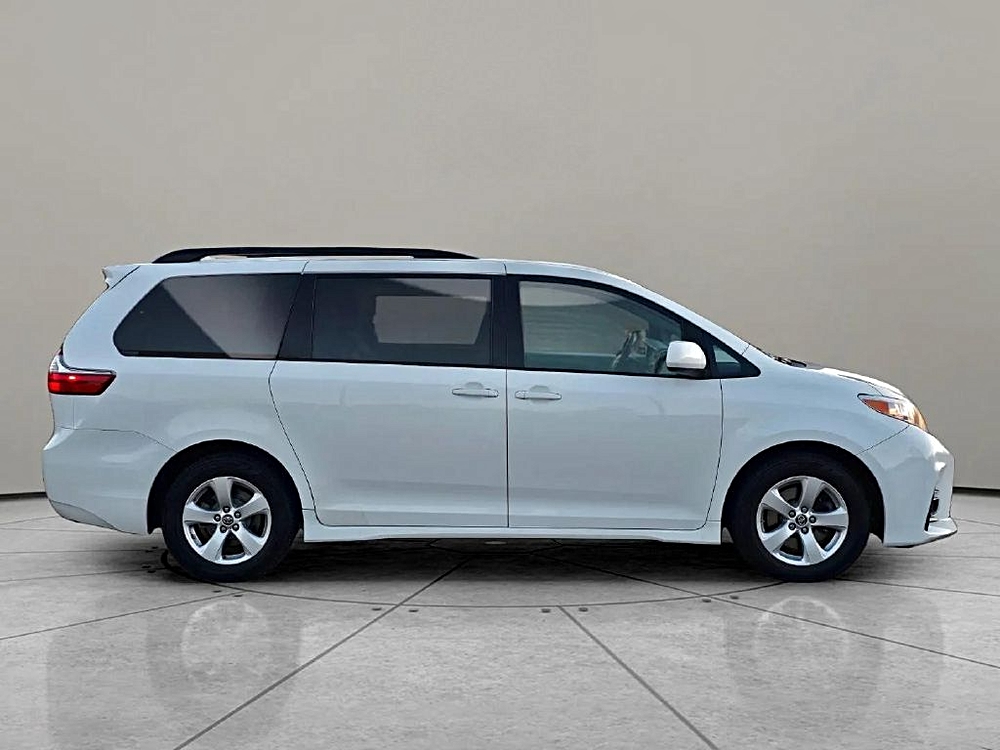 2020 Toyota Sienna LE - Photo 6