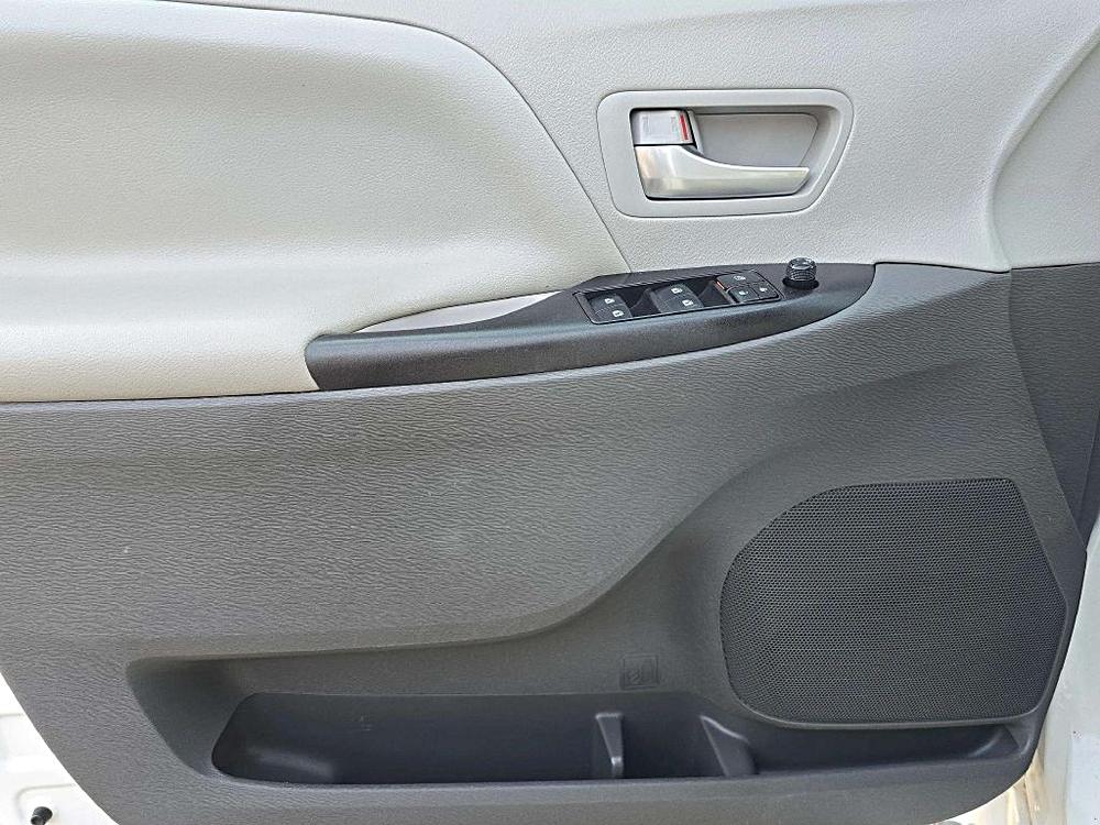 2020 Toyota Sienna LE - Photo 9