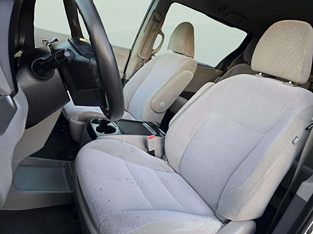 2020 Toyota Sienna LE - Photo 10