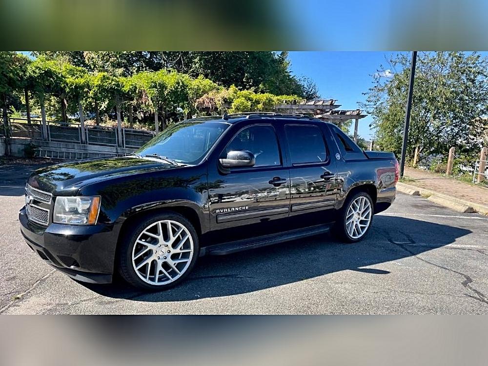 2013 Chevrolet Avalanche LS's photo
