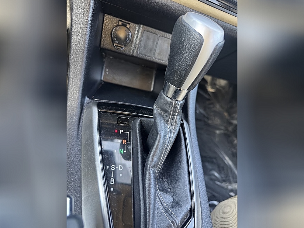 2017 Toyota Corolla LE - Photo 12