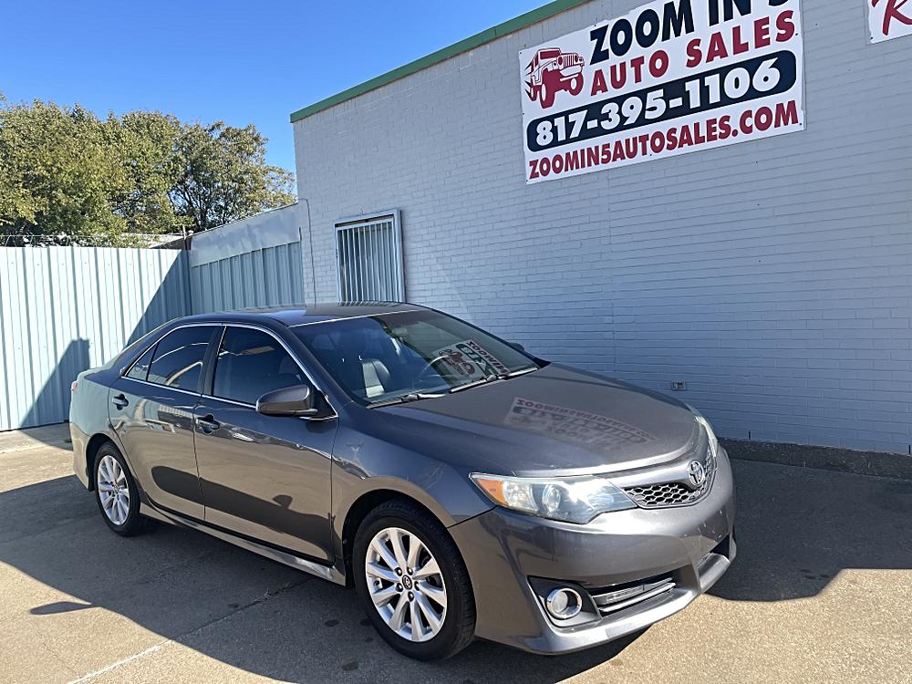 2014 Toyota Camry SE's photo