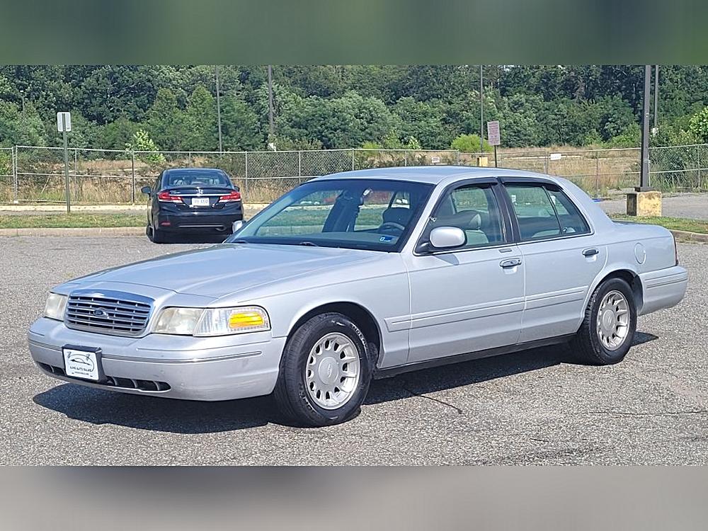 2000 Ford Crown Victoria LX's photo
