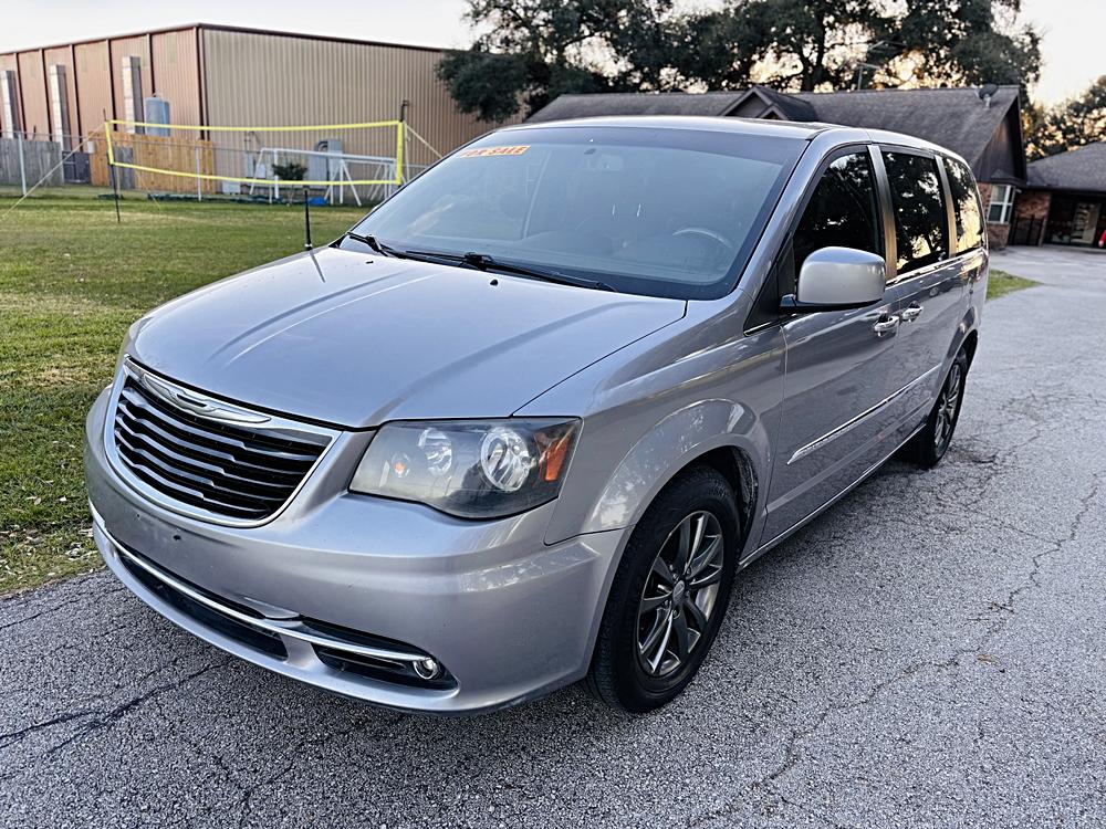 2014 Chrysler Town & Country S's photo