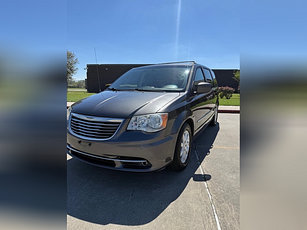 2015 Chrysler Town & Country Touring's photo