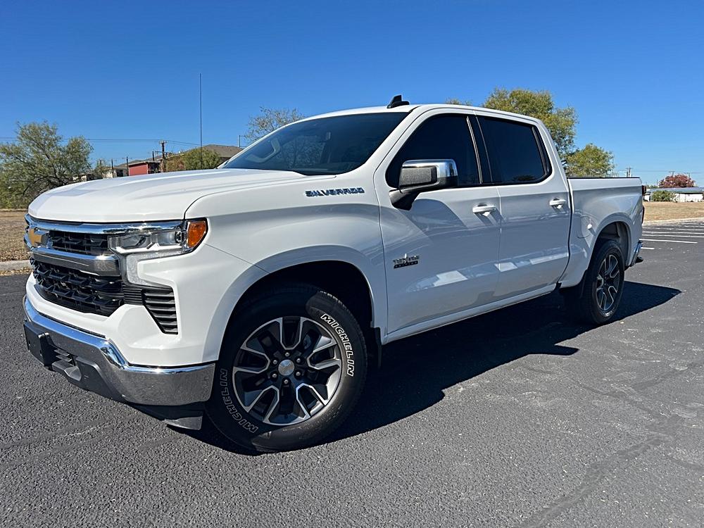 2024 Chevrolet Silverado 1500 LT's photo