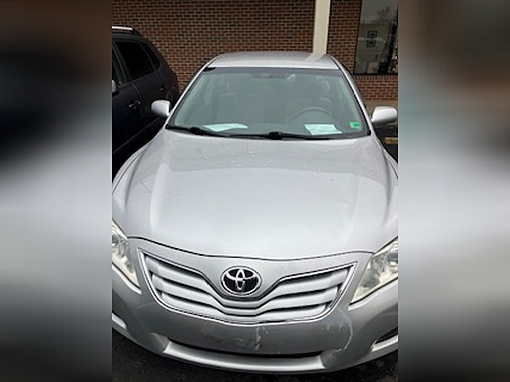 2010 Toyota Camry LE's photo