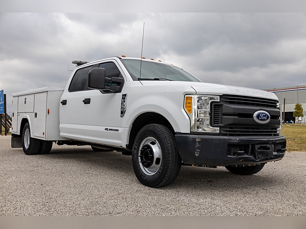 2017 Ford F-350 Super Duty Chassis Cab XL's photo