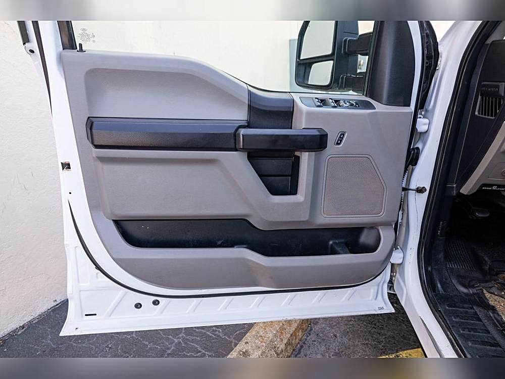 2019 Ford F-350 Super Duty Chassis Cab XL - Photo 18