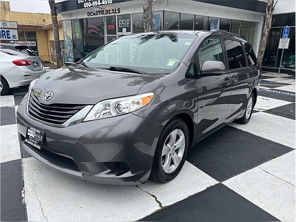 2014 Toyota Sienna LE's photo