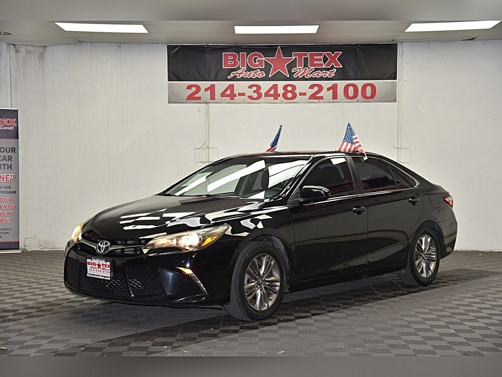 2017 Toyota Camry SE's photo