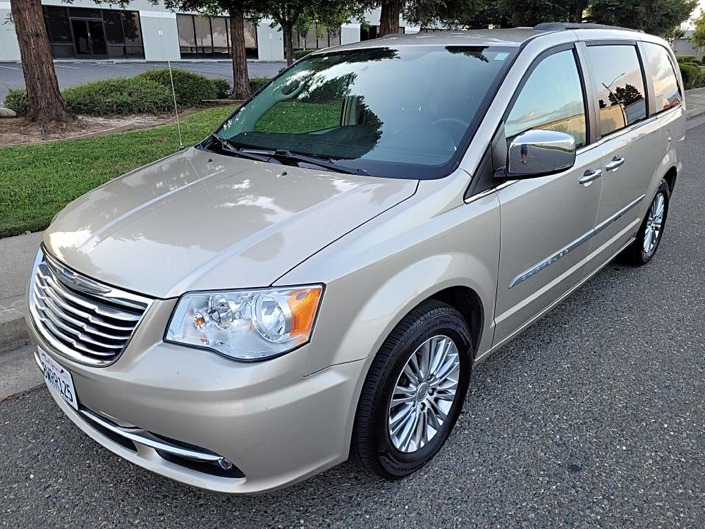 2013 Chrysler Town & Country Touring-L's photo