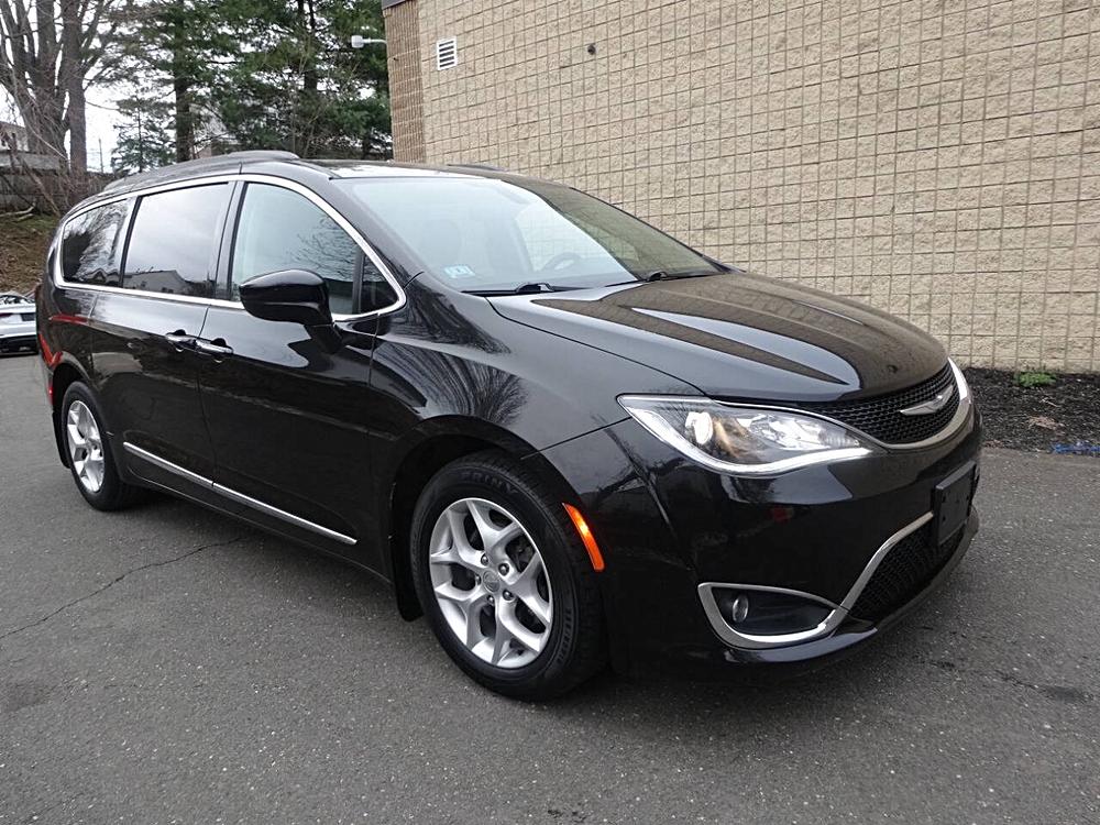 2017 Chrysler Pacifica Touring-L's photo