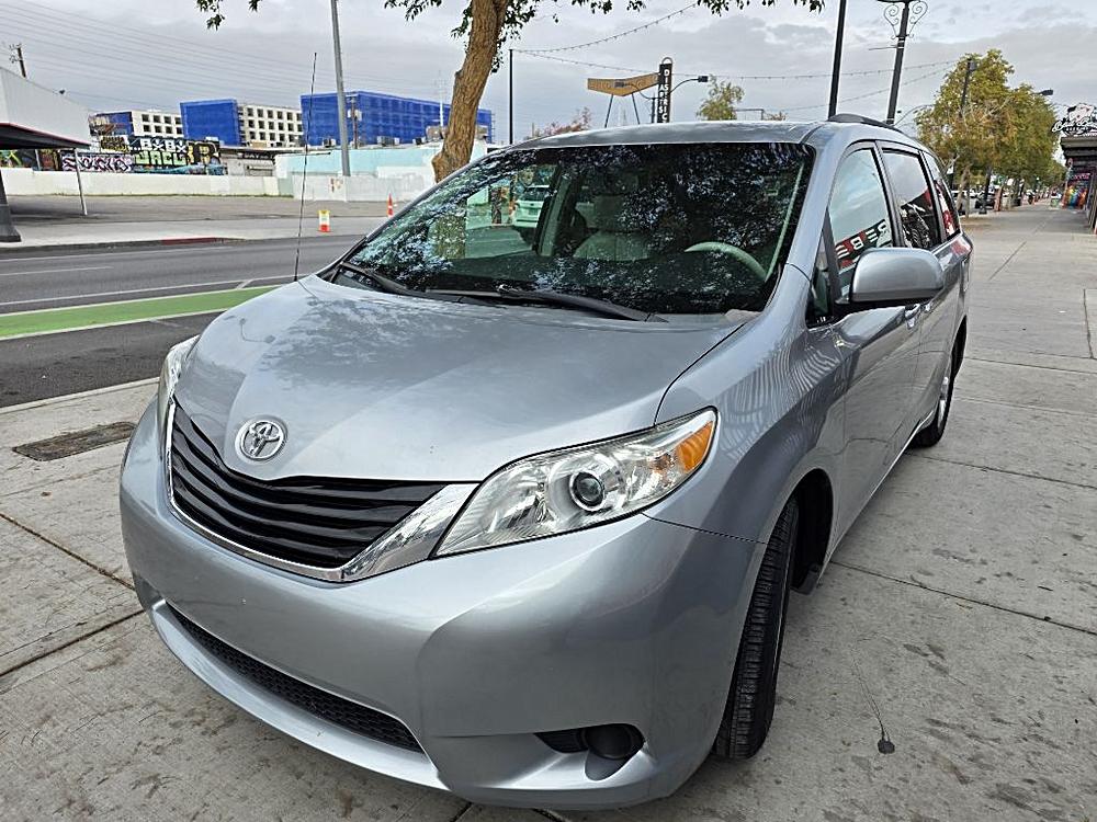 2012 Toyota Sienna LE's photo