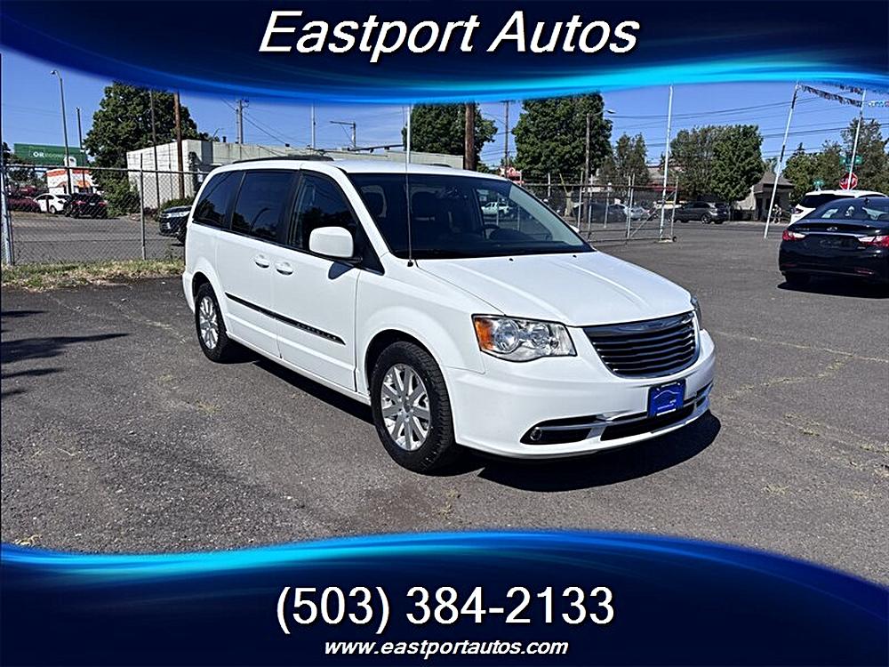 2016 Chrysler Town & Country Touring's photo