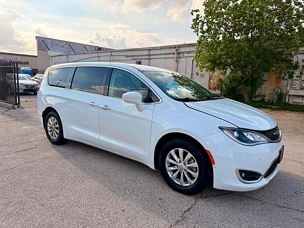 2019 Chrysler Pacifica Touring Plus's photo