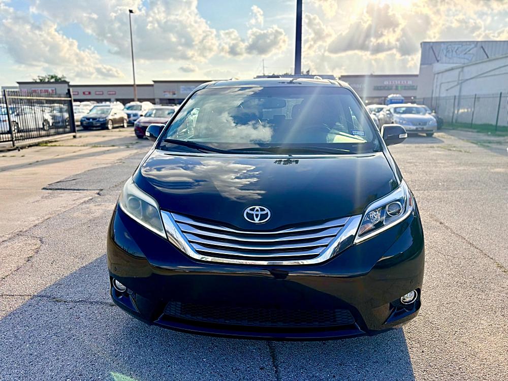 2017 Toyota Sienna Limited V6 7-Passenger's photo