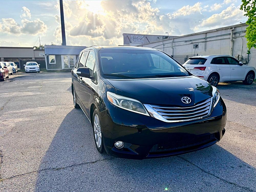 2017 Toyota Sienna Limited V6 7-Passenger's photo