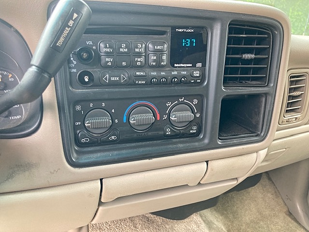 2002 Chevrolet Suburban LS - Photo 16