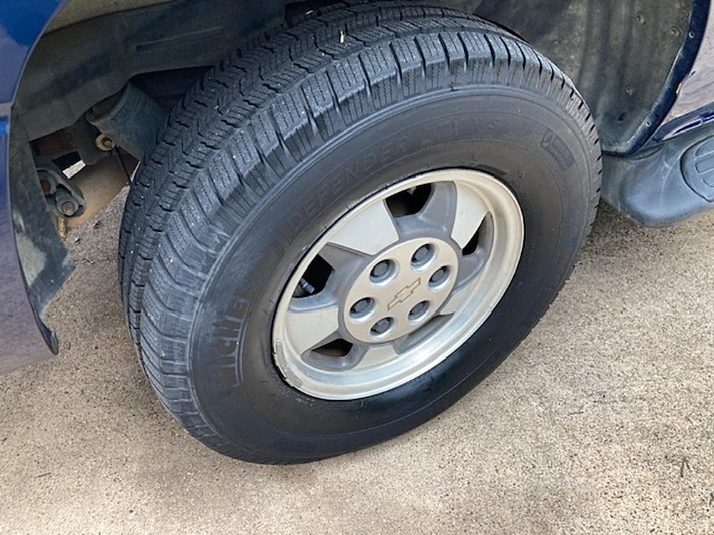 2002 Chevrolet Suburban LS - Photo 13