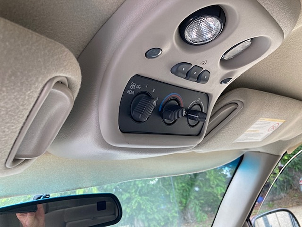 2002 Chevrolet Suburban LS - Photo 17
