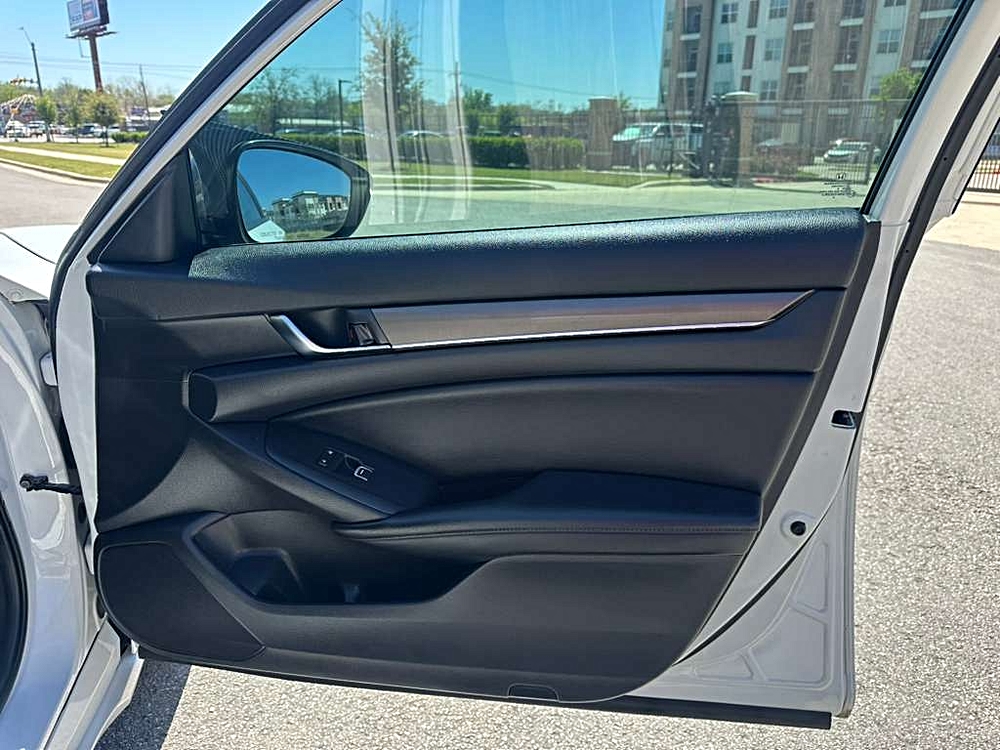 2018 Honda Accord LX - Photo 15