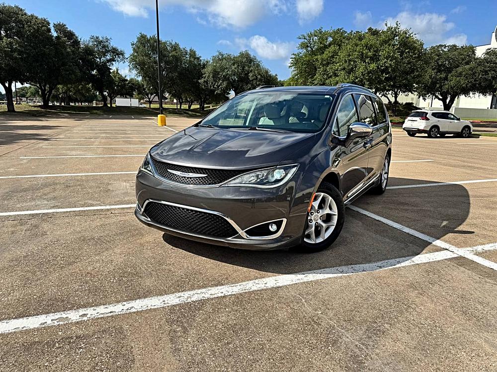 2020 Chrysler Pacifica Limited's photo