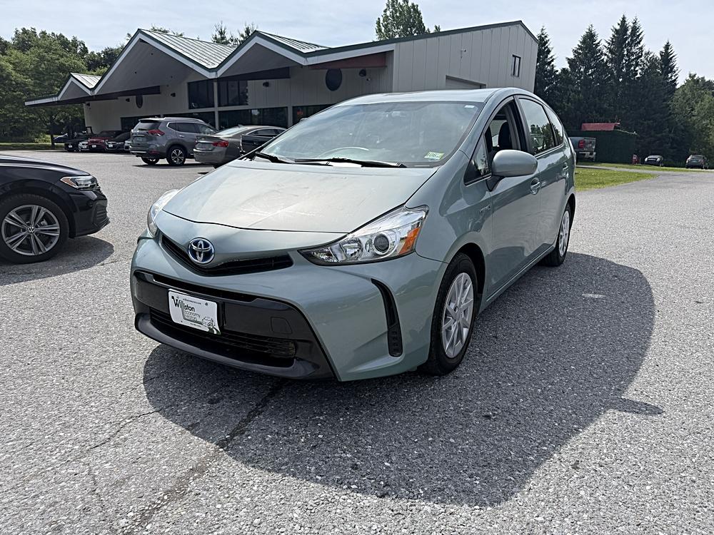2015 Toyota Prius v Five's photo