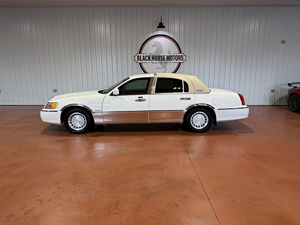2002 Lincoln Town Car Executive's photo