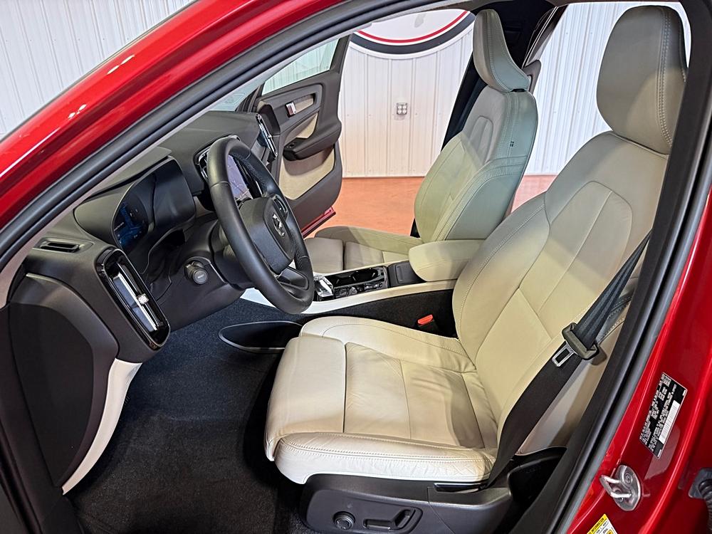 2023 Volvo XC40 Plus - Photo 18