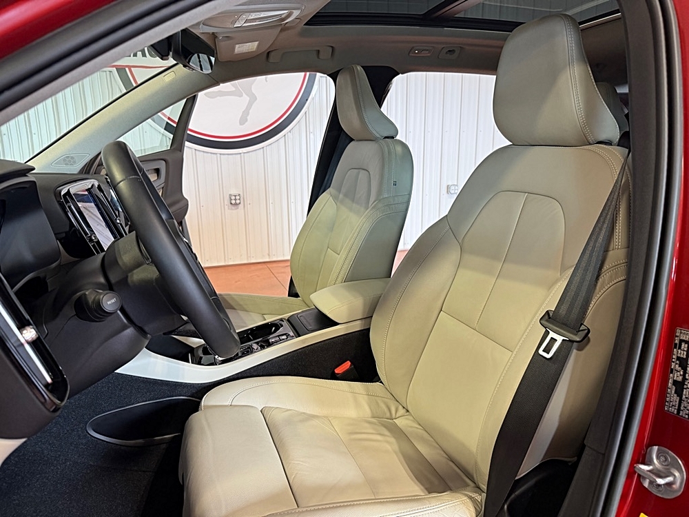 2023 Volvo XC40 Plus - Photo 19