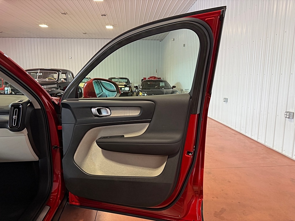 2023 Volvo XC40 Plus - Photo 23