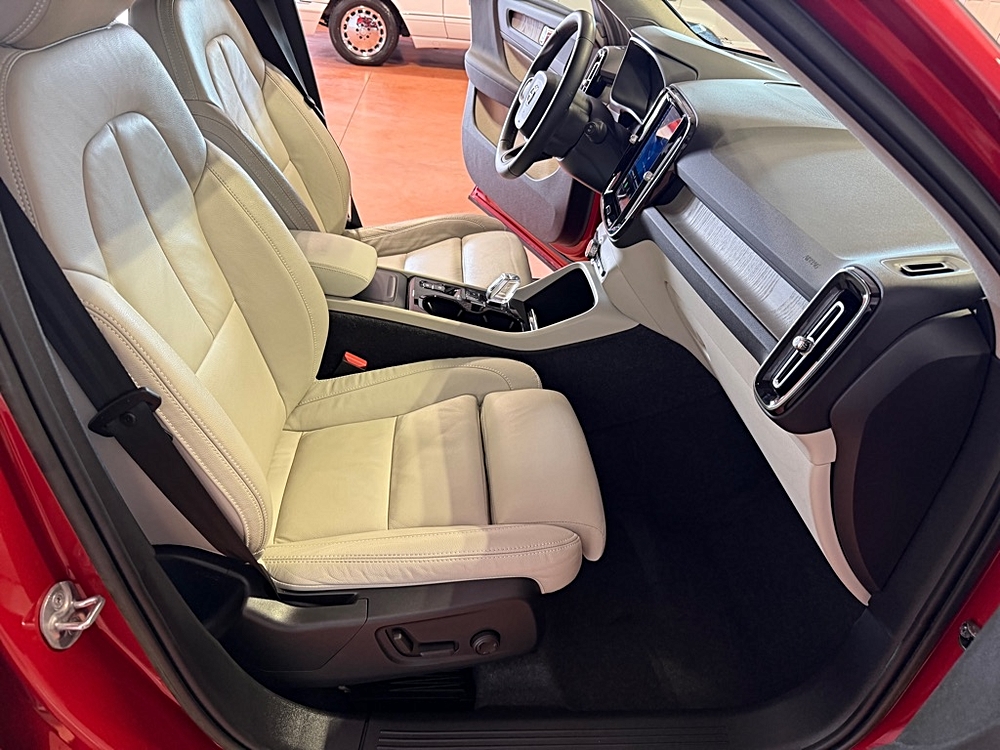 2023 Volvo XC40 Plus - Photo 24