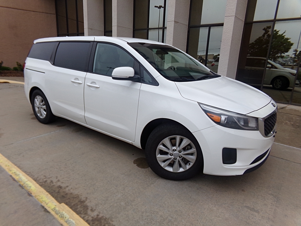 2017 Kia Sedona LX's photo