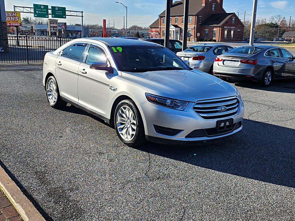 2019 Ford Taurus Limited's photo