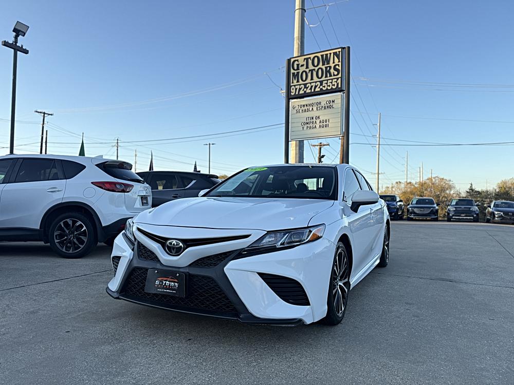 2019 Toyota Camry SE's photo