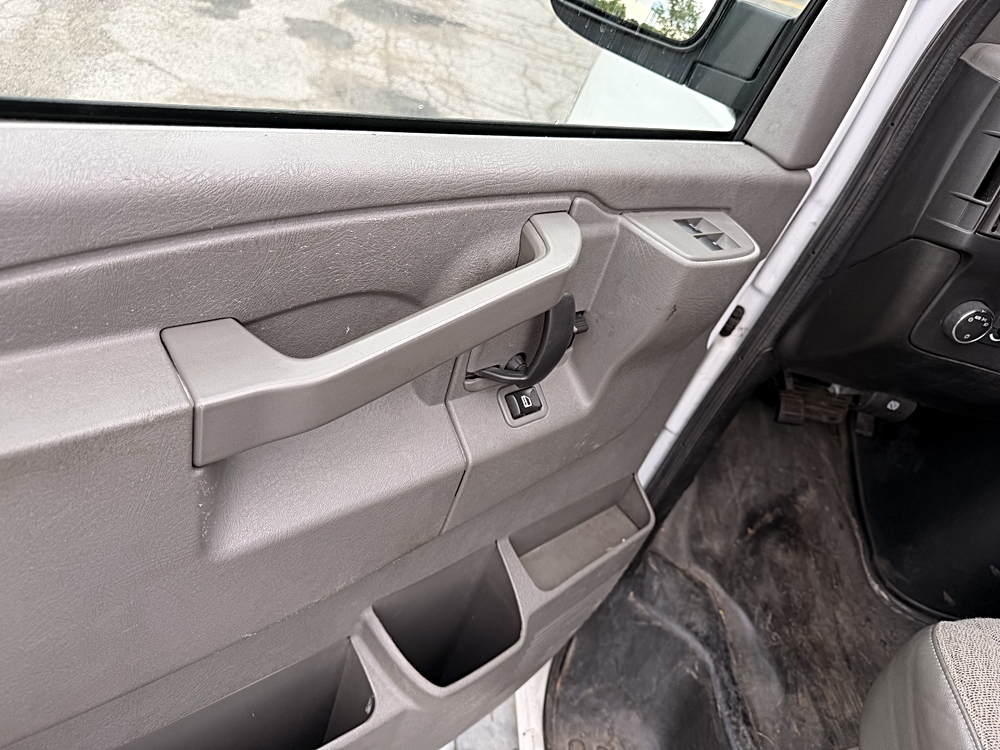 2017 GMC Savana Cargo Work Van - Photo 10