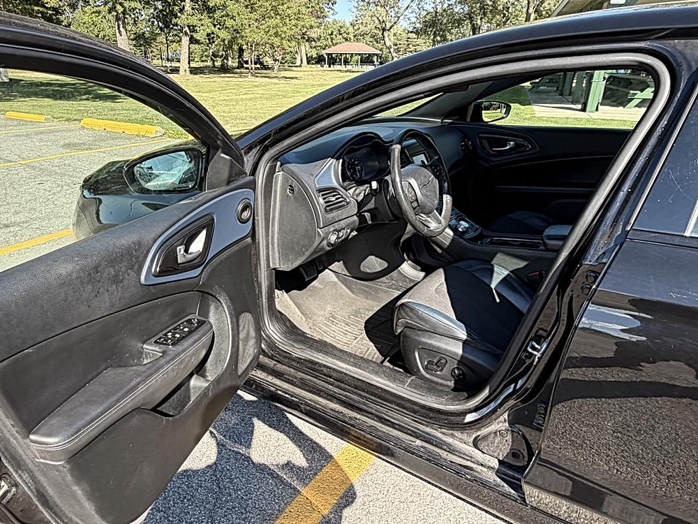 2015 Chrysler 200 S - Photo 35