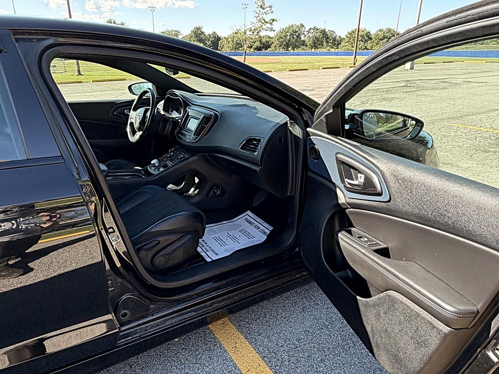 2015 Chrysler 200 S - Photo 31
