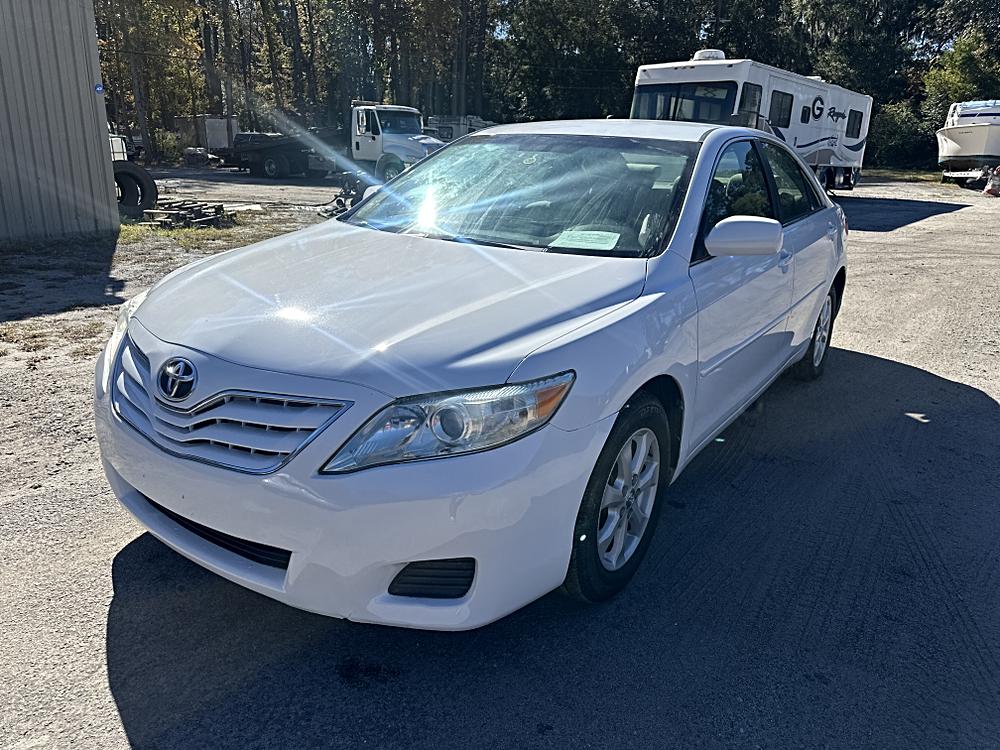 2011 Toyota Camry LE's photo